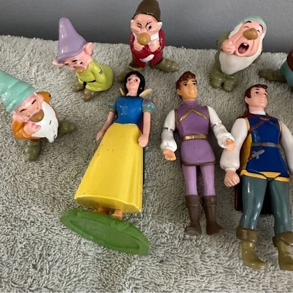 VTG DISNEY SNOW WHITE AND THE SEVEN DWARFS & 2 PRINCE FIGURES PVC (SET OF 10) - Picture 3 of 6
